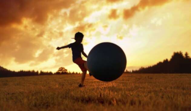 Niño jugando fútbol. Niño jugando fútbol.