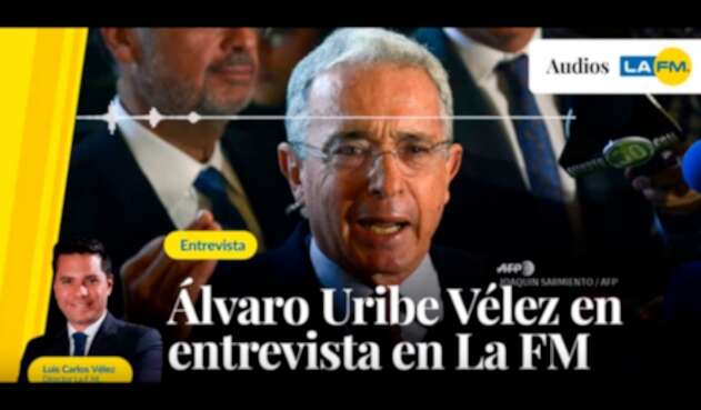El expresidente Álvaro Uribe en la entrevista con LA FM