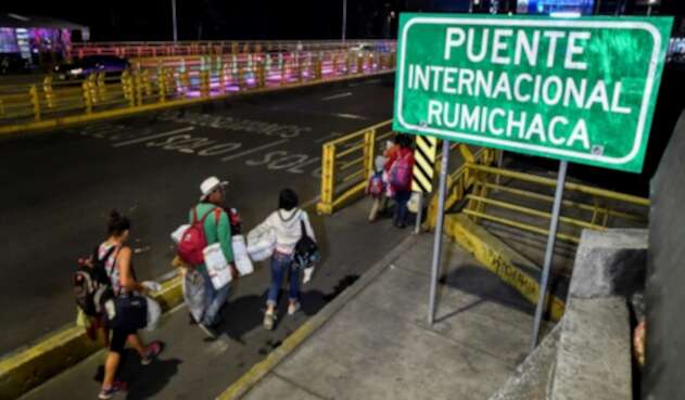 Venezolanos en el puente internacional de Rumichaca Venezolanos en el puente internacional de Rumichaca