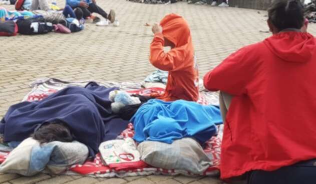 Venezolanos, sorprendidos usando menor para la mendicidad.