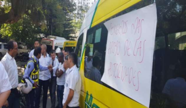 Paro de transportadores Decenas de vehículos de transporte bloquean la vía, reclamando que el transporte ilegal les está quitando sus recursos.