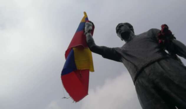 Escultura de Jaime Garzón ubicada en el lugar donde fue asesinado