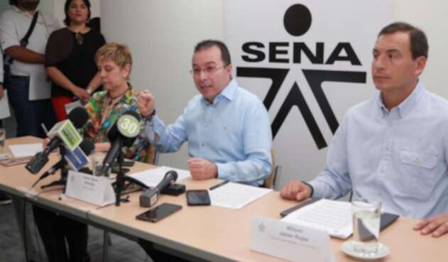 Director del Sena Carlos Mario Estrada, al centro