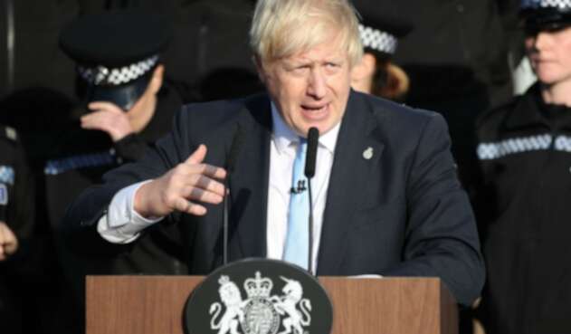 Policía casi se desmaya en discurso de Boris Johnson.
