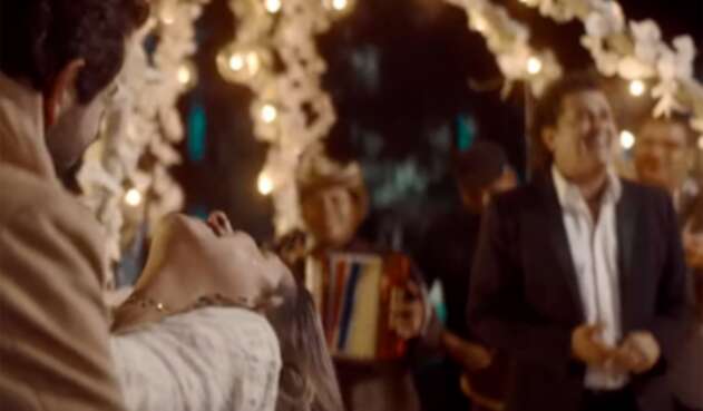 Alejandro González y Carlos Vives en el video de “Hasta Viejitos”