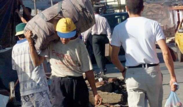 Un adulto mayor trabajando en Bogotá