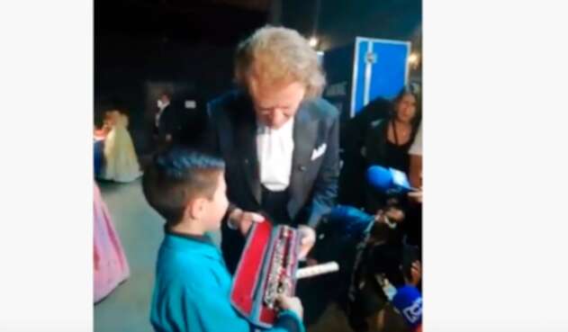 André Rieu regalándole la flauta al niño Daniel Sanabria André Rieu regalándole la flauta al niño Daniel Sanabria