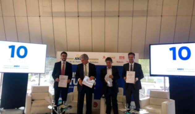 En su orden, de izquierda a derecha: Luis Felipe Torres, director ejecutivo de la Cámara de la Industria de Bebidas de la Andi. Juan Pablo Uribe, ministro de Salud. Bruce Mac Master, presidente de la Andi. Roberto E Montoya, presidente Icontec