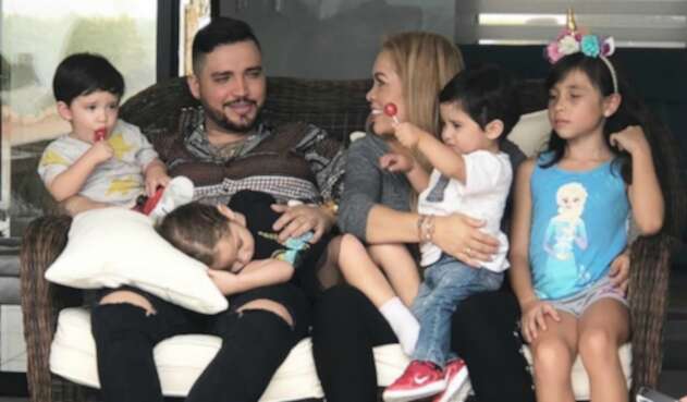 Jessi Uribe, Sandra Barrios y sus cuatro hijos