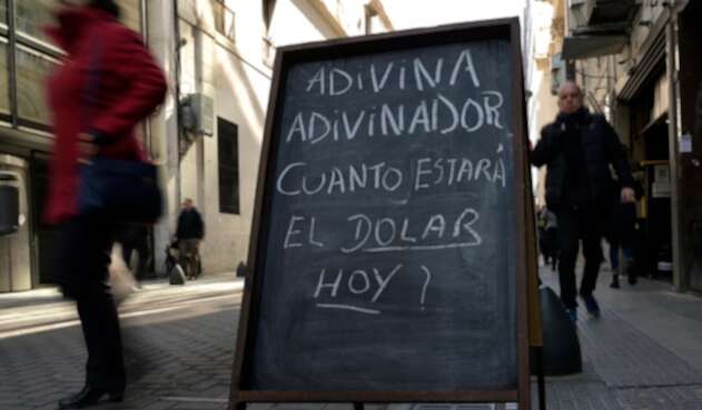El anuncio de una casa de cambio en Buenos Aires (Argentina)