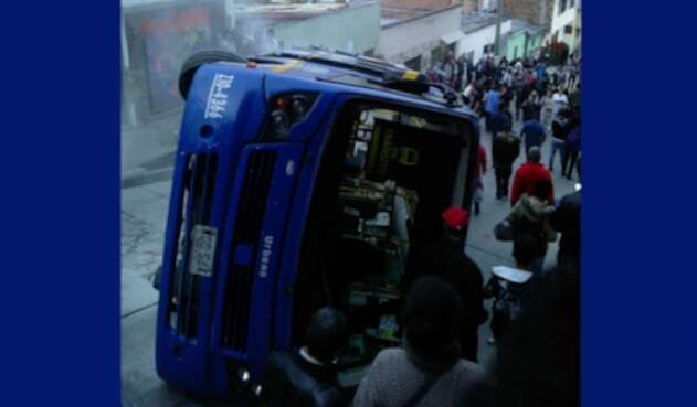 Bus volcado en el kilómetro cuatro vía a la Calera