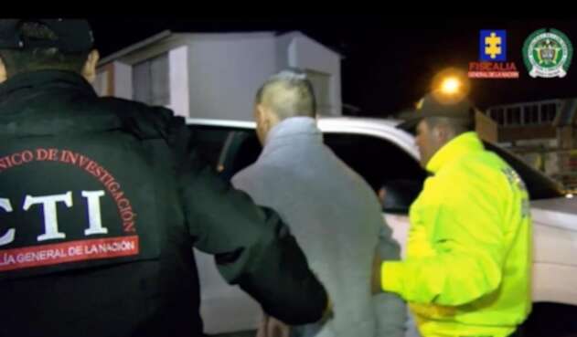 Las autoridades buscan al segundo implicado en el múltiple homicidio.
