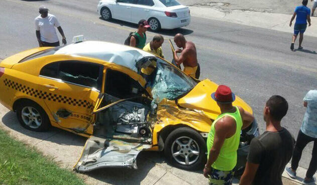 El taxi en el que se movilizaba en Cuba la pareja colombiana