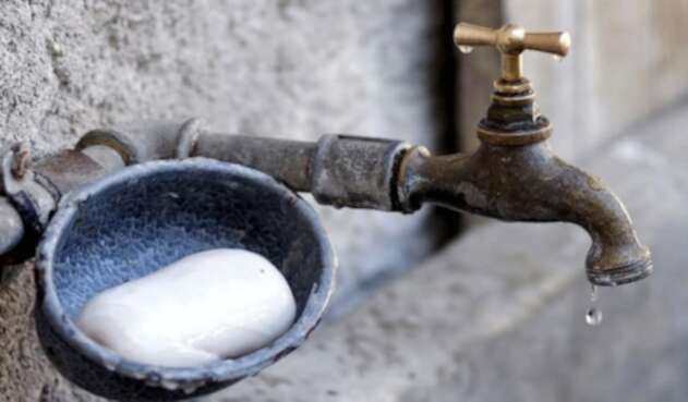 Lavarse las manos con agua y jabón