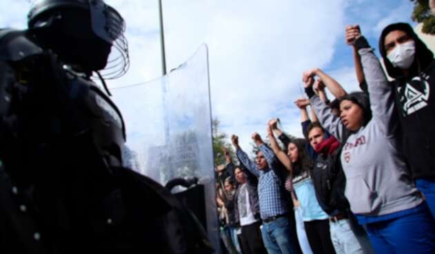 El Escuadrón Móvil Antidisturbios de la Policía (Esmad) y estudiantes universitarios, en el marco de las protestas en Bogotá