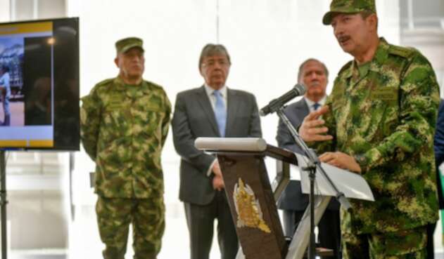 El comandante del Ejército, general Nicacio Martínez (micrófono); el general Luis Fernando Navarro, comandante de las Fuerzas Militares; el canciller Carlos Holmes y Guillermo Botero, ministro de Defensa, en Bogotá