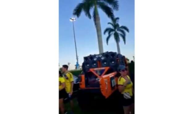 Hinchas colombianos bailan al son de Pablo Escobar