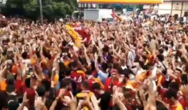 Fanáticos de Galatasaray esperando a Falcao García
