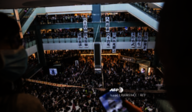 Manifestantes de Hong Kong se toman centros comerciales como el New Town Plaza.