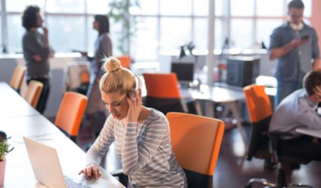 Jóvenes trabajando en una oficina - Millennials
