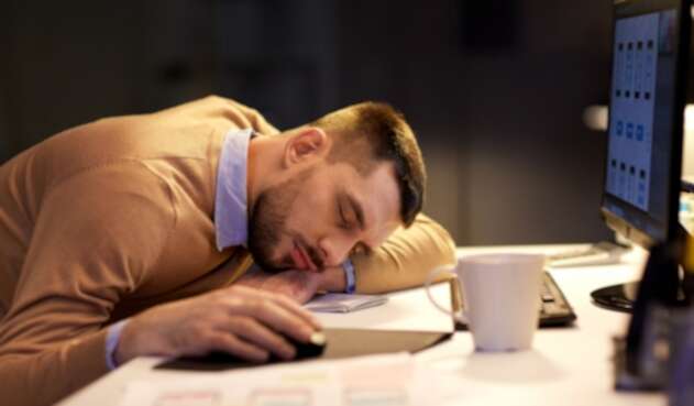 Hombre se queda dormido en el trabajo - Sueño - Apnea del sueño