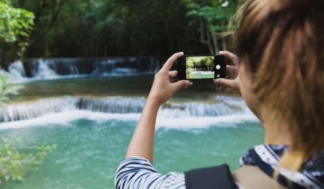 Una joven tomando fotografías de su viaje - Viajes - Turismo