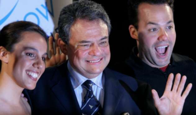 José José acompañado por sus hijos José Joel (R) y Marisol Soza.