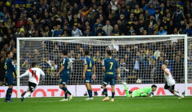 Juan Fernando Quintero anotándole a Boca, el 9 de diciembre de 2018 en el Estadio Santiado Bernabéu, en Madrid (España)