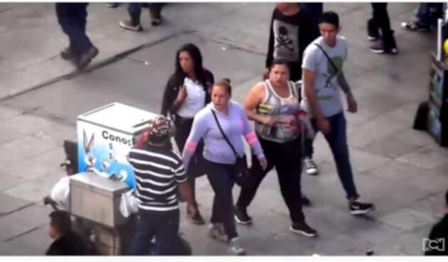 Su rapidez queda en evidencia mientras unos esculcan, otros distraen hablando por celular y otros montan ropa como telones para poder actuar con tranquilidad.