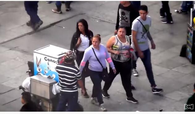 Su rapidez queda en evidencia mientras unos esculcan, otros distraen hablando por celular y otros montan ropa como telones para poder actuar con tranquilidad.