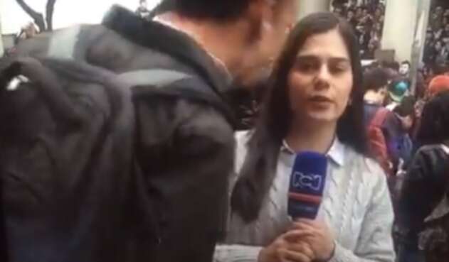Momento en el que la periodista fue increpada por el sujeto.