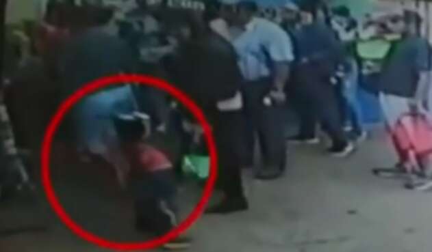 Niño sacado a la calle del jardín