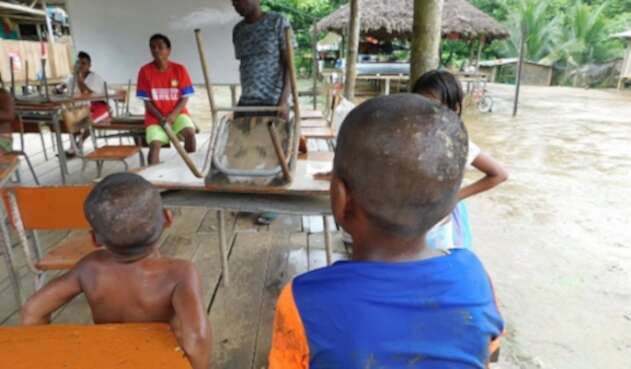 Niños indígenas en Bahía Solano, Chocó.