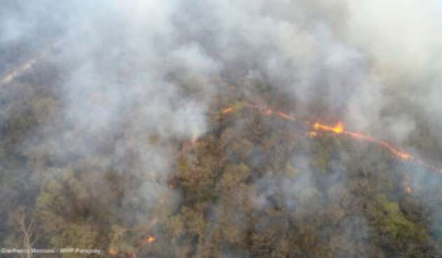 Vista aérea de incendio forestal en zona de influencia de Monumento Natural Cerro Chovoreca - departamento de Alto Paraguay