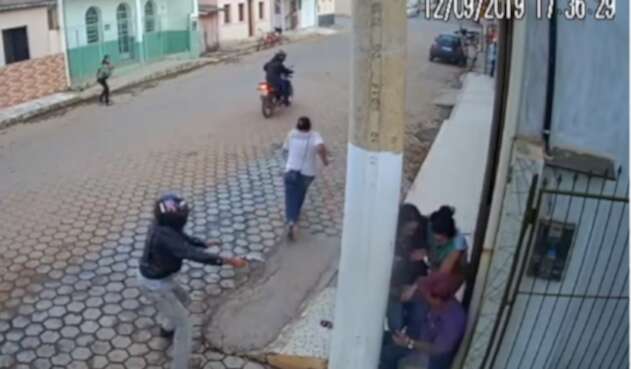 Poste de luz salva de la muerte a un hombre atacado por sicarios