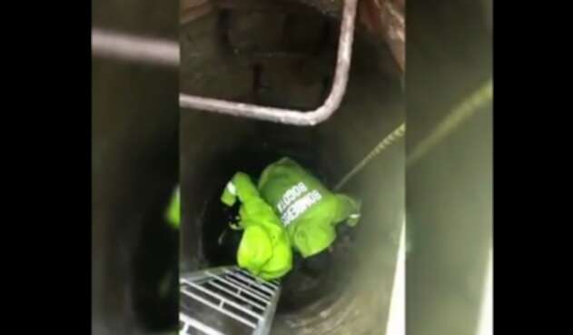 Rescate de perro en alcantarilla