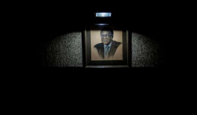Un cuadro con el rostro de Robert Mugabe, expresidente de Zimbabue, puesto en la ciudad de Harare