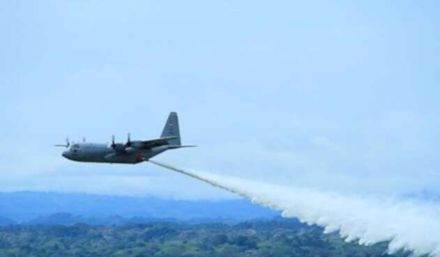 Aeronaves descargan agua y líquido retardante para controlar las conflagraciones