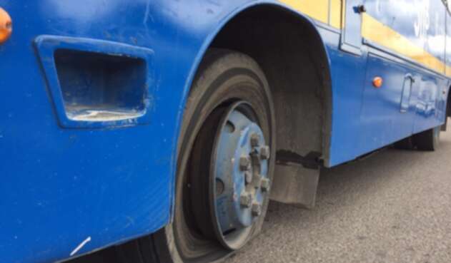 Un bus del Sistema Integrado pinchado en el marco del paro de transportadores informales Un bus del Sistema Integrado pinchado en el marco del paro de transportadores informales