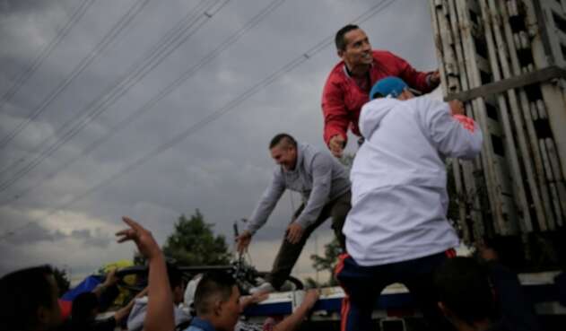 Personas buscando cómo desplazarse, en el municipio de Soacha (Cundinamarca)
