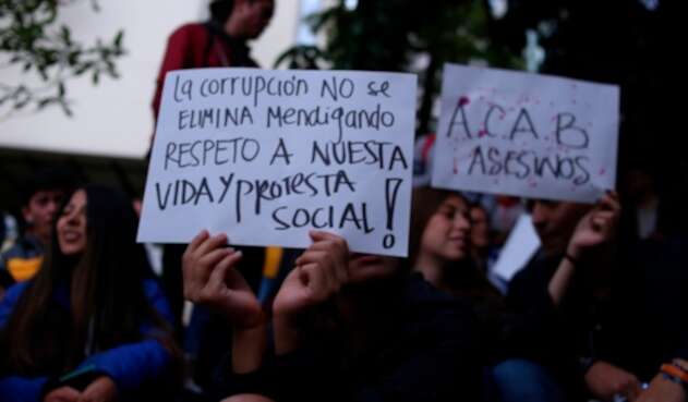 Estudiantes protestando al frente de la Universidad Distrital Francisco José de Caldas, en Bogotá
