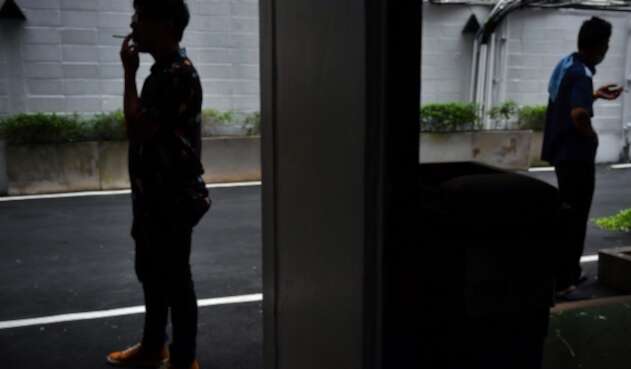 Jóvenes fumando en Bangkok (Tailandia)