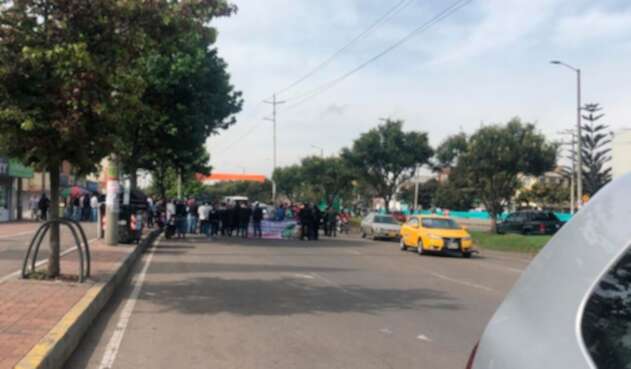 Conductores de vehículos con prestación de transporte informal, protestando en Bogotá
