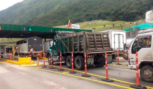 El peaje en la vía al Llano, a pesar de que hay restricciones de movilidad El peaje en la vía al Llano, a pesar de que hay restricciones de movilidad