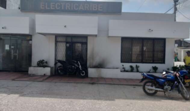 La oficina fue arremetida por la comunidad.