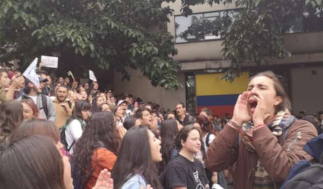 Estudiantes de la Universidad Javeriana, rechazaron que el ESMAD hubiese utilizado gases lacrimógenos contra la institución y el hospital San Ignacio