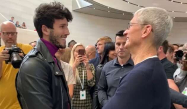 Sebastián Yatra y Tim Cook