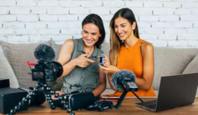Mujeres grabando un video para Youtube