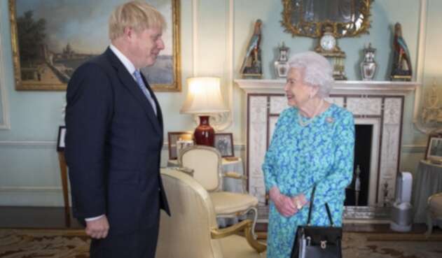 Boris Johnson y la reina Isabel II
