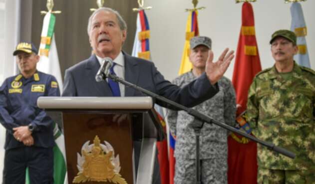 Ministro de Defensa, Guillermo Botero, y altos mandos militares y de Policía.